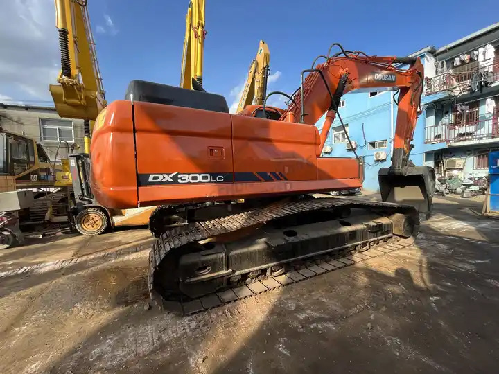 Used Doosan Dx300 Excavator Heavy Large Construction Equipment With Good Condition Original Korea For Sale - حفار زحاف: صورة 3 Used Doosan Dx300 Excavator Heavy Large Construction Equipment With Good Condition Original Korea For Sale - حفار زحاف: صورة 3