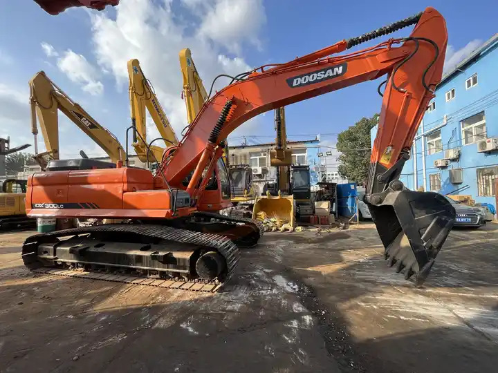 Used Doosan Dx300 Excavator Heavy Large Construction Equipment With Good Condition Original Korea For Sale - حفار زحاف: صورة 5 Used Doosan Dx300 Excavator Heavy Large Construction Equipment With Good Condition Original Korea For Sale - حفار زحاف: صورة 5