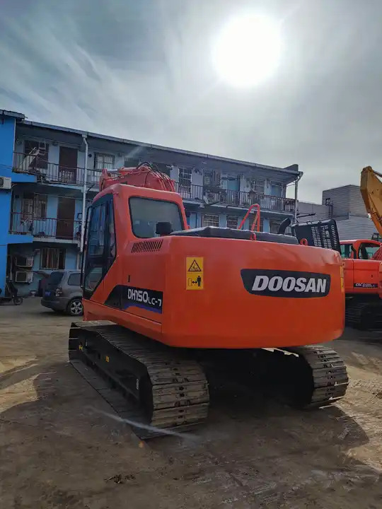 Well-maintained Cheap Price Korea Original Used Doosan Dh150,Dh150lc-7 Crawler Excavator in Shanghai - حفار زحاف: صورة 2 Well-maintained Cheap Price Korea Original Used Doosan Dh150,Dh150lc-7 Crawler Excavator in Shanghai - حفار زحاف: صورة 2