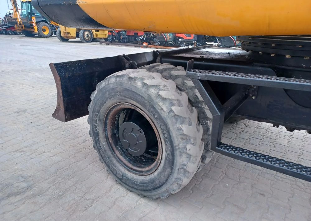 حفارة دولاب JCB JS175W: صورة 12