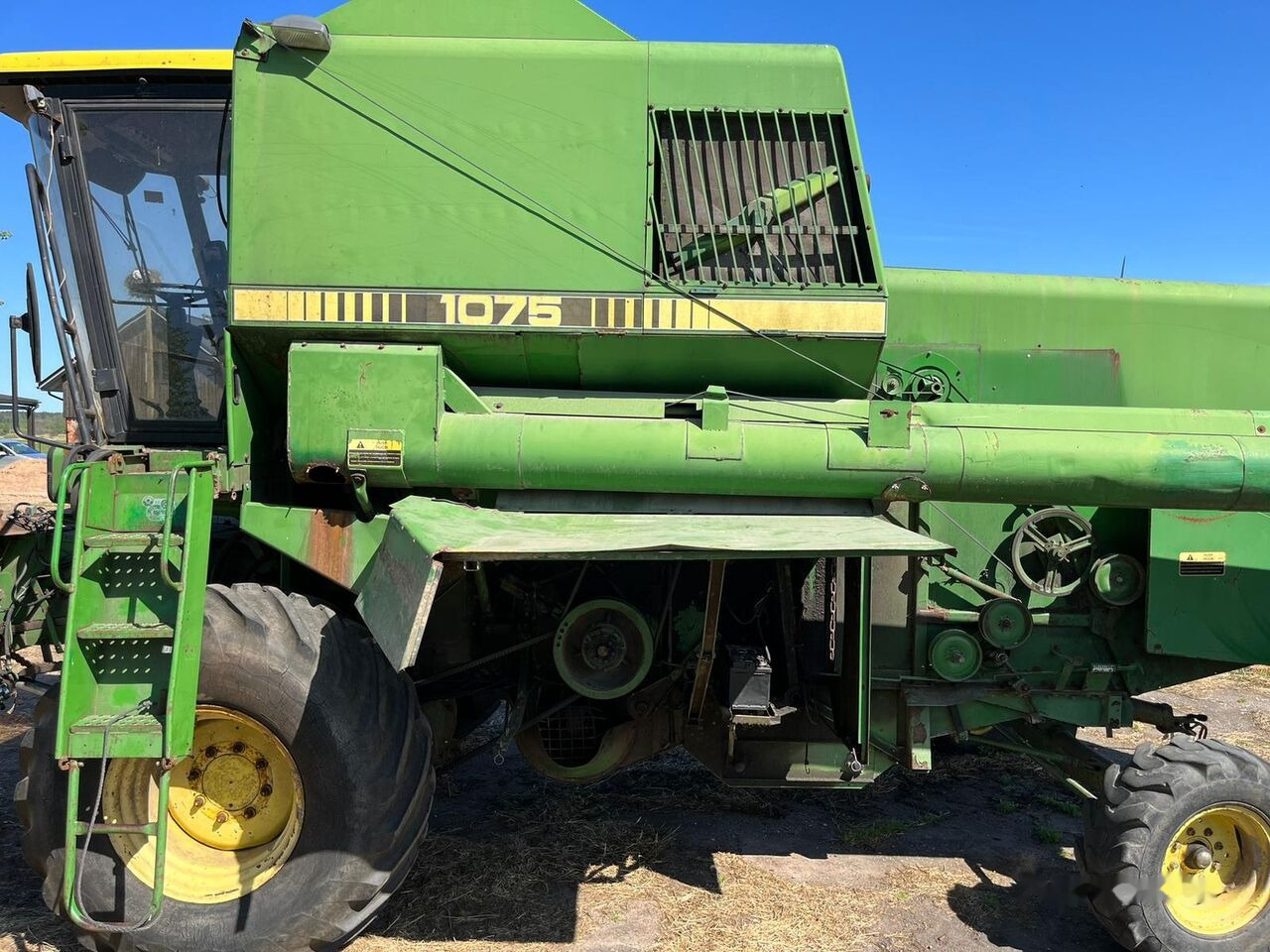 John Deere 1075 - حصادة موحَّدة: صورة 1 John Deere 1075 - حصادة موحَّدة: صورة 1