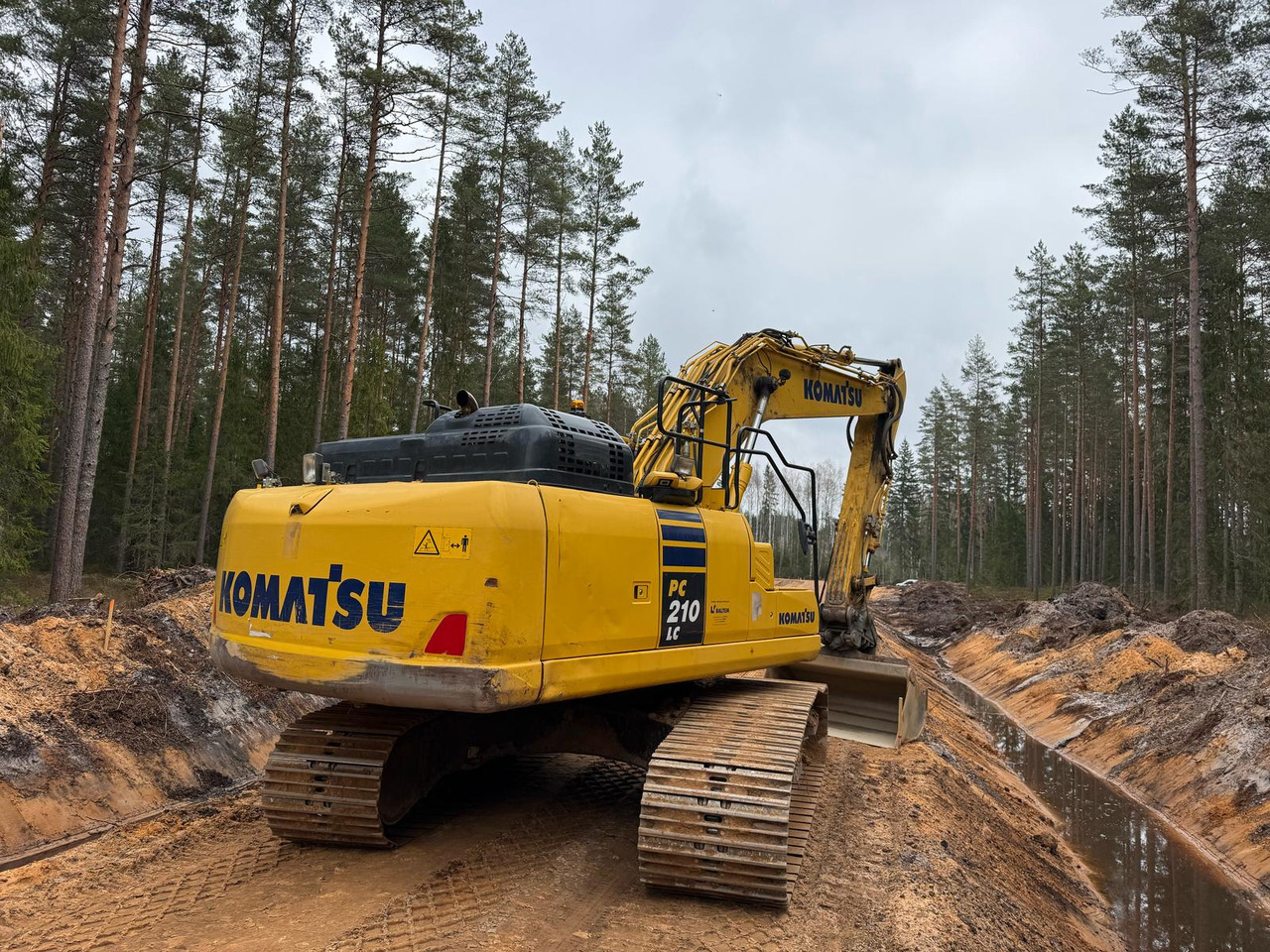 KOMATSU PC210LC-11 - حفار زحاف: صورة 2 KOMATSU PC210LC-11 - حفار زحاف: صورة 2
