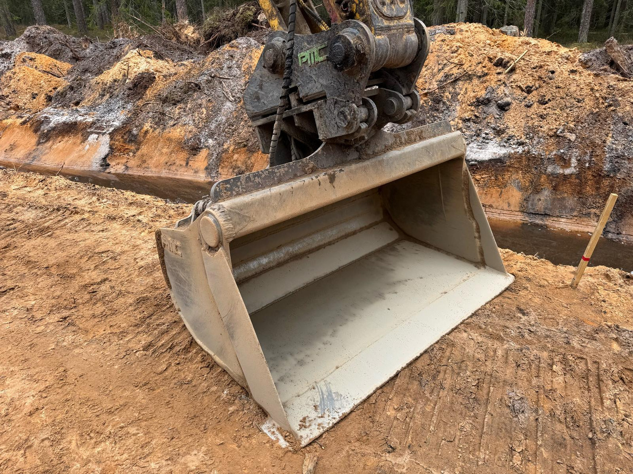 KOMATSU PC210LC-11 - حفار زحاف: صورة 5 KOMATSU PC210LC-11 - حفار زحاف: صورة 5