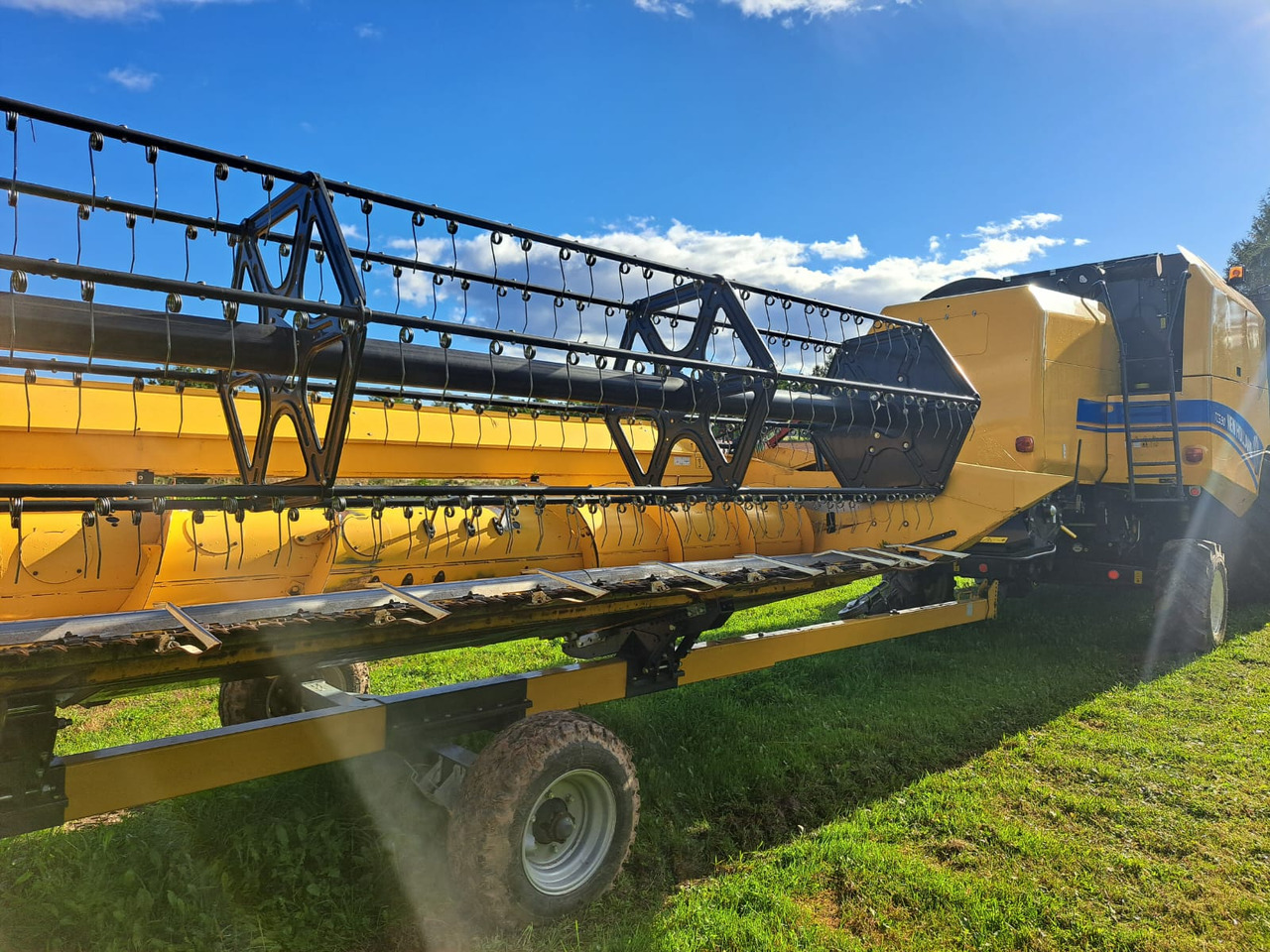 NEW HOLLAND TC 5.90 - حصادة موحَّدة: صورة 3 NEW HOLLAND TC 5.90 - حصادة موحَّدة: صورة 3