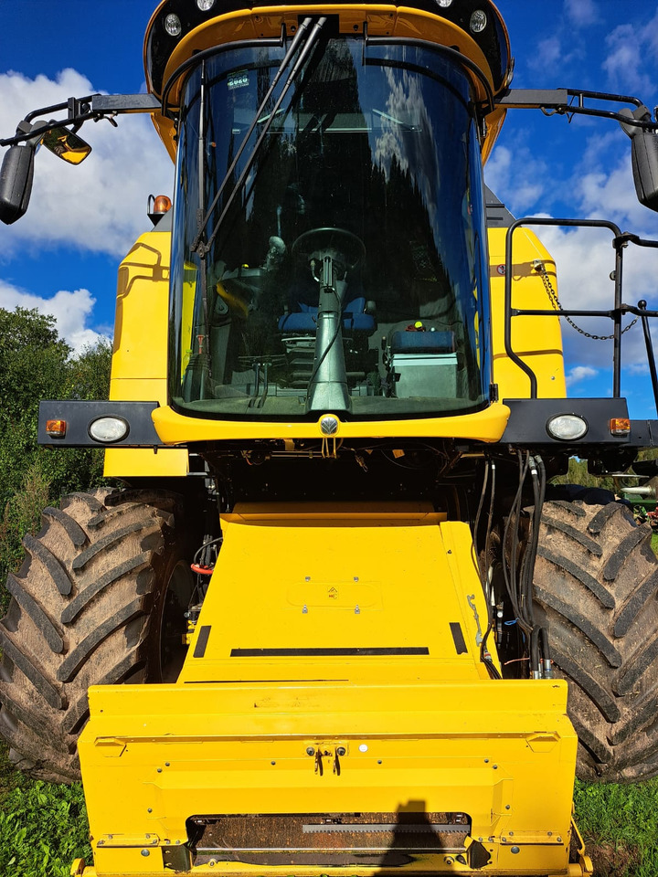 NEW HOLLAND TC 5.90 - حصادة موحَّدة: صورة 2 NEW HOLLAND TC 5.90 - حصادة موحَّدة: صورة 2
