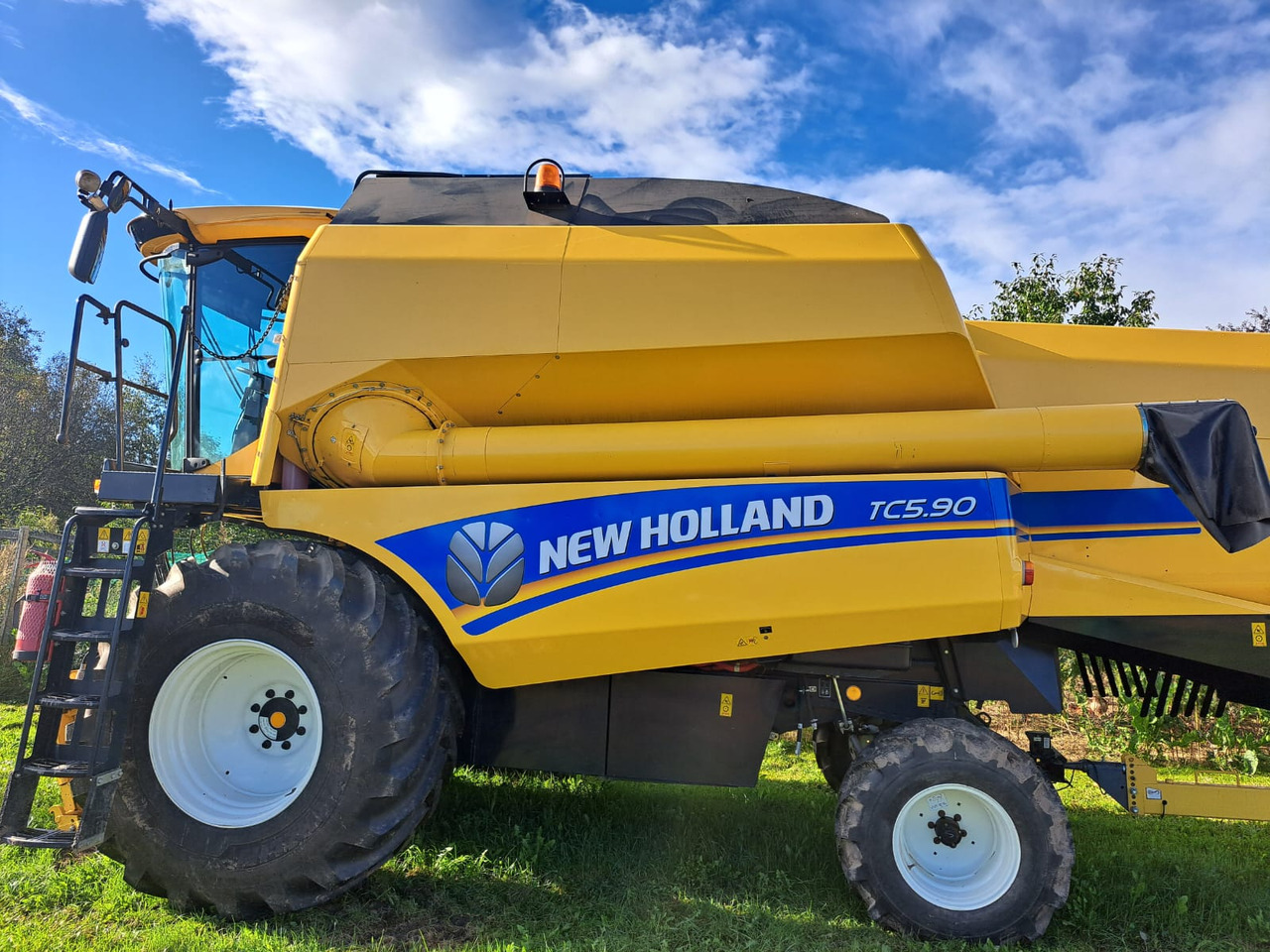 NEW HOLLAND TC 5.90 - حصادة موحَّدة: صورة 1 NEW HOLLAND TC 5.90 - حصادة موحَّدة: صورة 1