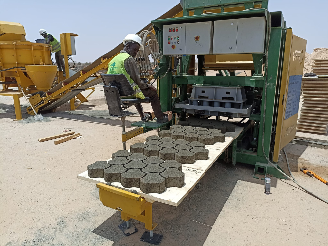 Economic Block Making Machine - ماكينة البلوك: صورة 1 Economic Block Making Machine - ماكينة البلوك: صورة 1