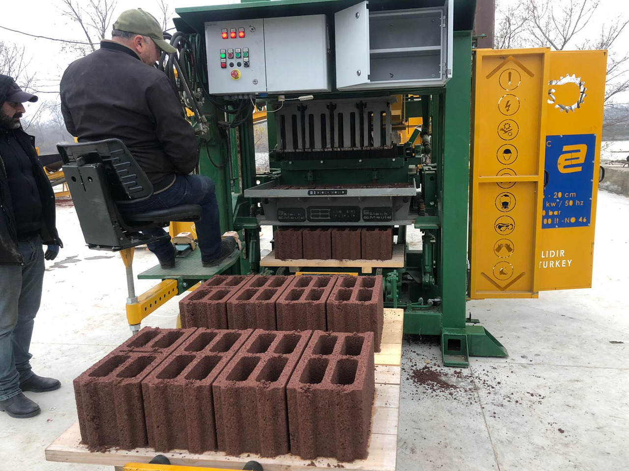 Economic Hollow Block Machine - ماكينة البلوك: صورة 2 Economic Hollow Block Machine - ماكينة البلوك: صورة 2