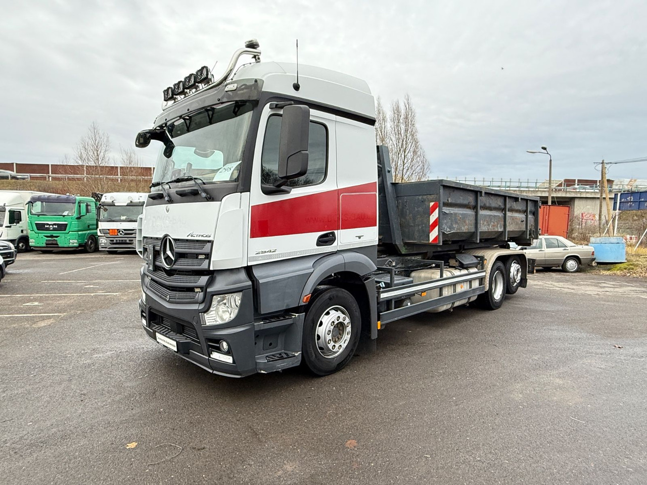 Mercedes-Benz Actros 2542 Abrollkipper mit Container - شاحنة ذات خطاف: صورة 3 Mercedes-Benz Actros 2542 Abrollkipper mit Container - شاحنة ذات خطاف: صورة 3
