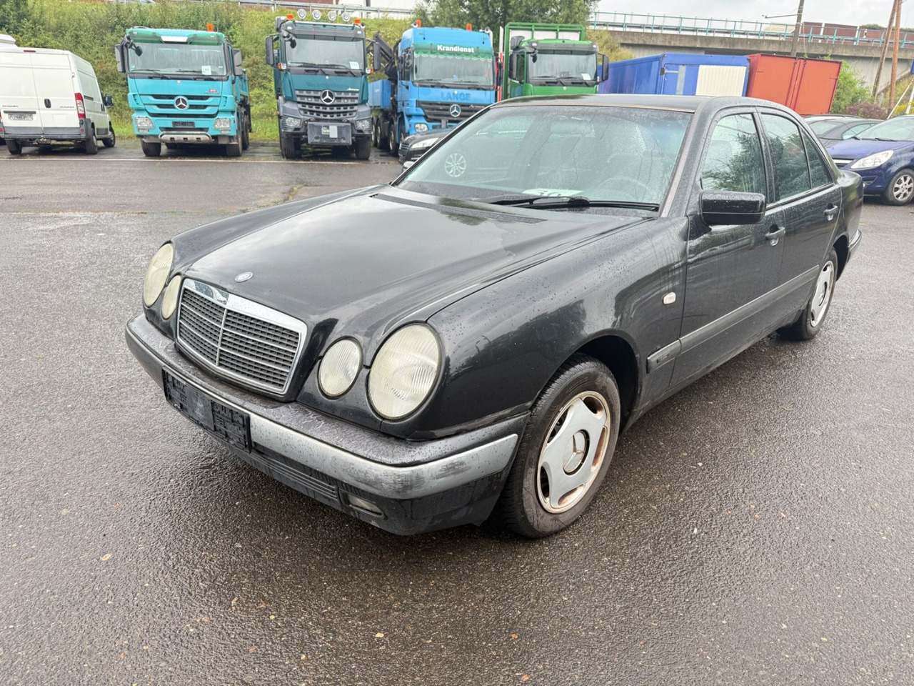 Mercedes-Benz E 200 - سيدان: صورة 3 Mercedes-Benz E 200 - سيدان: صورة 3