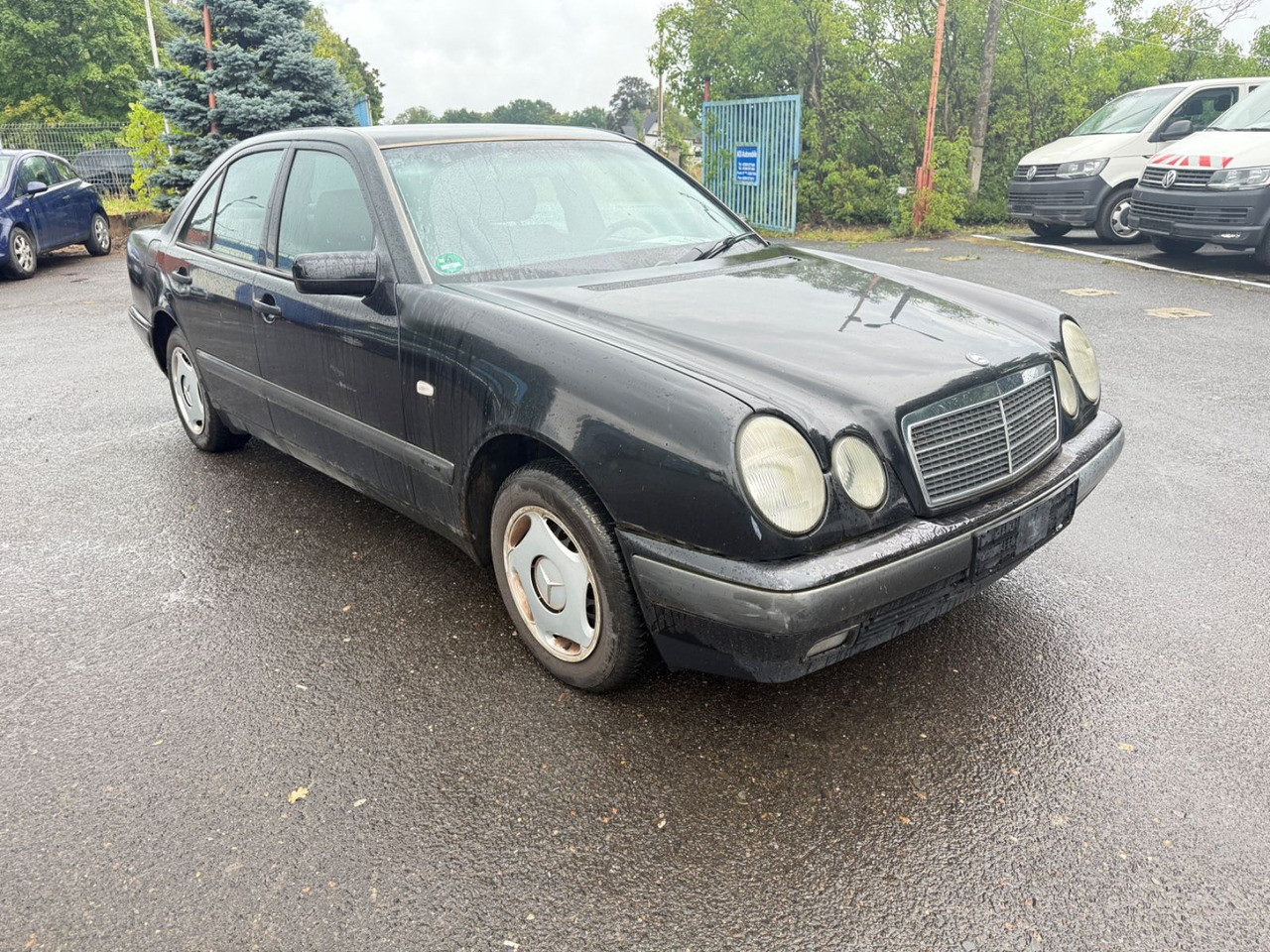 Mercedes-Benz E 200 - سيدان: صورة 1 Mercedes-Benz E 200 - سيدان: صورة 1