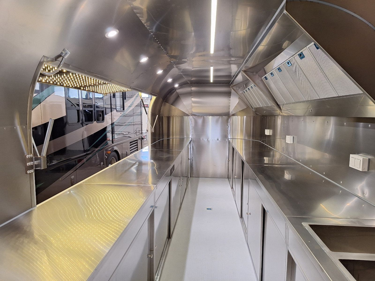 Esselmann Delistar American 6000 ähn. Airstream - مقطورة بيع ( الأغذية): صورة 2 Esselmann Delistar American 6000 ähn. Airstream - مقطورة بيع ( الأغذية): صورة 2