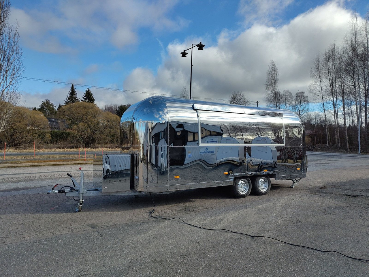 Esselmann Delistar Foodtruck 6000 ähn. Airstream - مقطورة بيع ( الأغذية): صورة 1 Esselmann Delistar Foodtruck 6000 ähn. Airstream - مقطورة بيع ( الأغذية): صورة 1