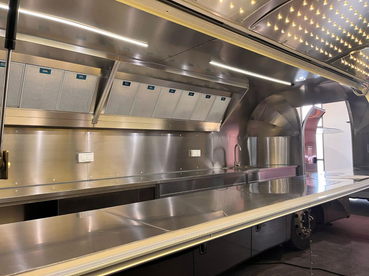 Esselmann Delistar Foodtruck 6000 ähn. Airstream - مقطورة بيع ( الأغذية): صورة 4 Esselmann Delistar Foodtruck 6000 ähn. Airstream - مقطورة بيع ( الأغذية): صورة 4