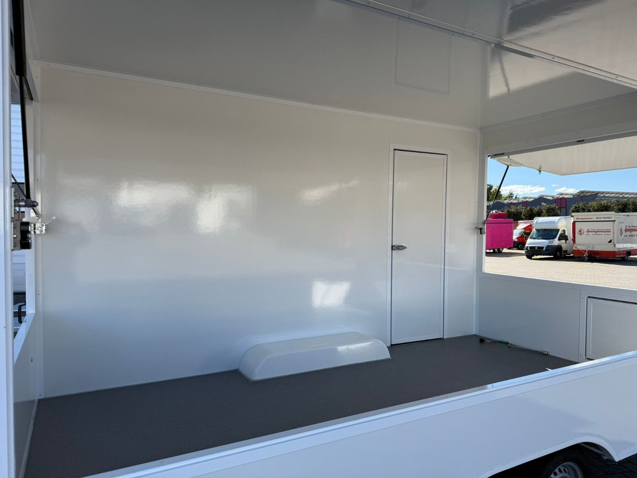 Esselmann Karello 4.2i Verkaufsanhänger Imbiss - مقطورة بيع ( الأغذية): صورة 5 Esselmann Karello 4.2i Verkaufsanhänger Imbiss - مقطورة بيع ( الأغذية): صورة 5