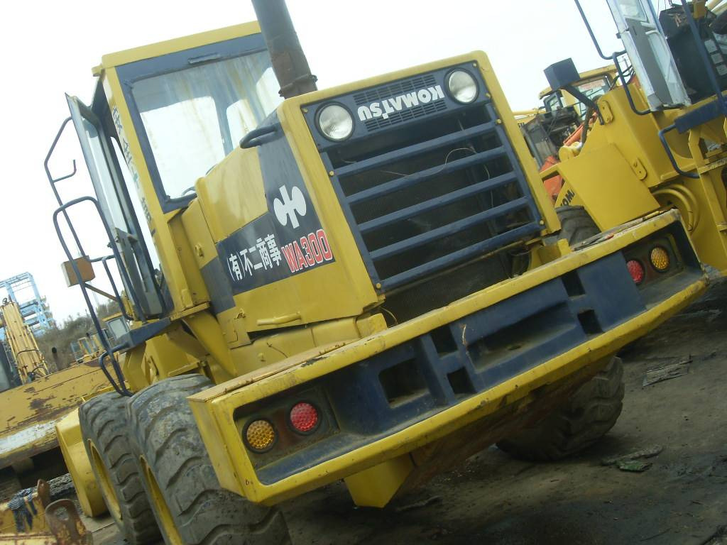 Komatsu WA300 - اللودر بعجل: صورة 1 Komatsu WA300 - اللودر بعجل: صورة 1