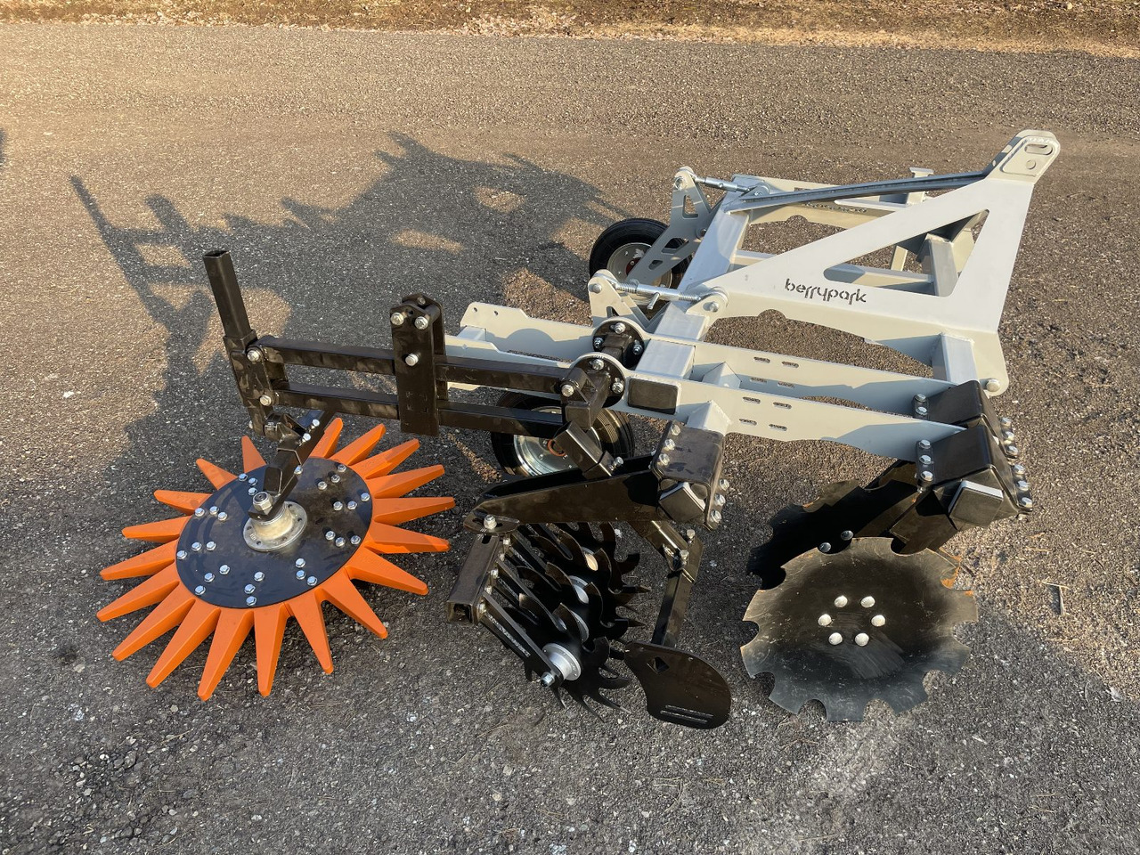 Berrypark Roll- und Fingerhacke / Orchard Weeder / Sarcleuse arboricole / Pielnik sadowniczy - المحراث: صورة 2 Berrypark Roll- und Fingerhacke / Orchard Weeder / Sarcleuse arboricole / Pielnik sadowniczy - المحراث: صورة 2