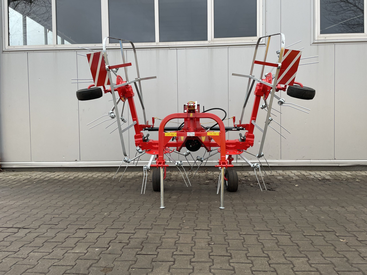 JAR-MET Schwader / Tedder / Faneuse / Przetrząsacz 5,2 m - آلة تيبيس العشب/ آلة جمع العشب: صورة 2 JAR-MET Schwader / Tedder / Faneuse / Przetrząsacz 5,2 m - آلة تيبيس العشب/ آلة جمع العشب: صورة 2