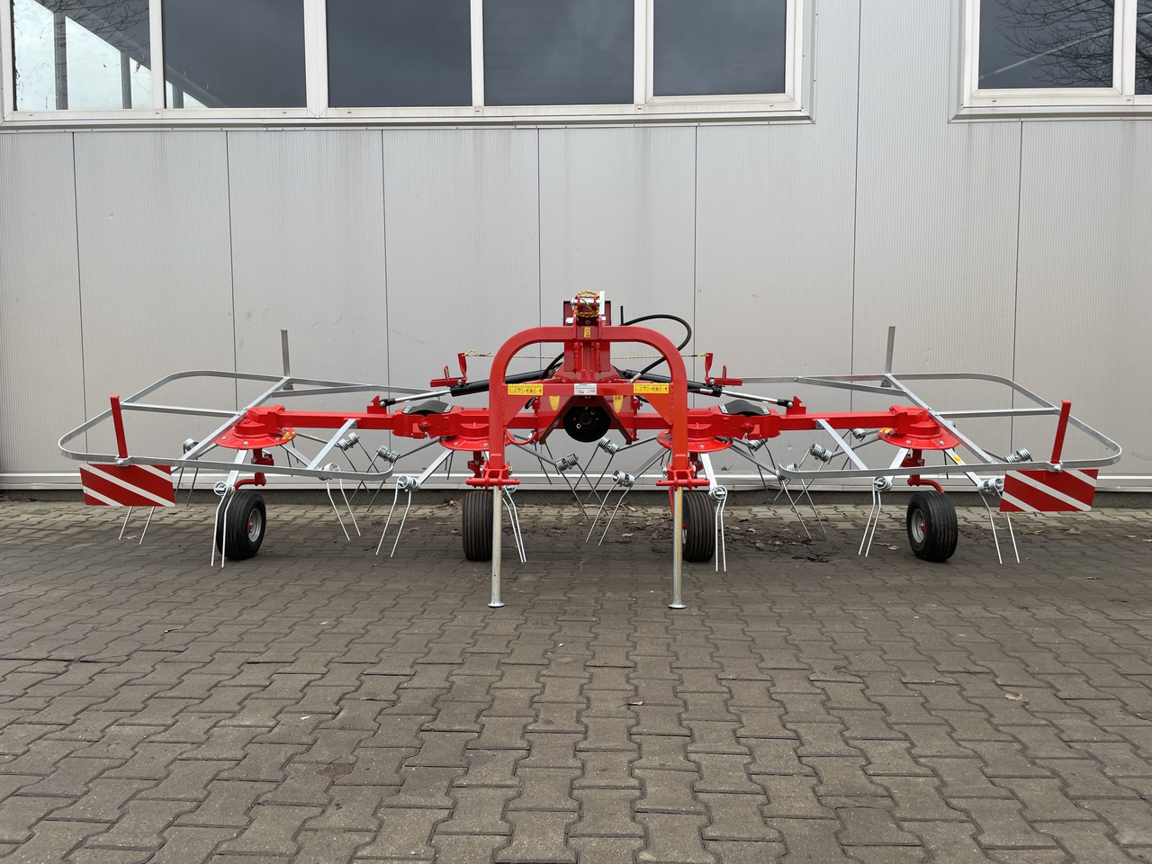 JAR-MET Schwader / Tedder / Faneuse / Przetrząsacz 5,2 m - آلة تيبيس العشب/ آلة جمع العشب: صورة 1 JAR-MET Schwader / Tedder / Faneuse / Przetrząsacz 5,2 m - آلة تيبيس العشب/ آلة جمع العشب: صورة 1