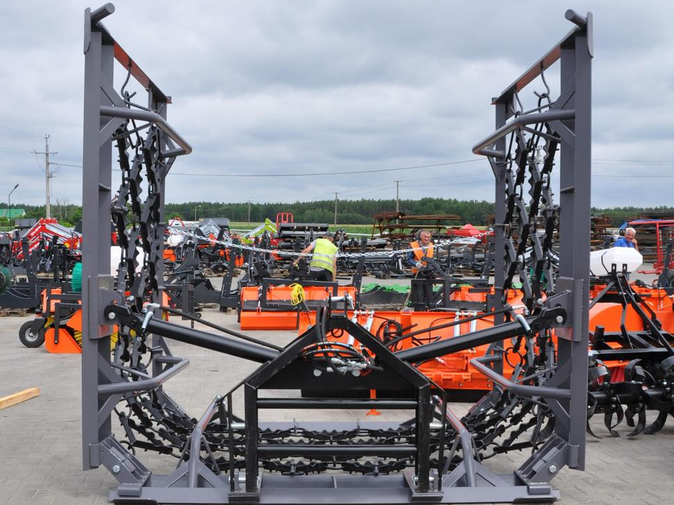 METAL-TECHNIK Wiesenegge / Meadow harrow / Herse de prairie / Strigliatrice / Полевая волокуша / Włóka łąkowa 8 m - مسلفة سلسلية: صورة 2 METAL-TECHNIK Wiesenegge / Meadow harrow / Herse de prairie / Strigliatrice / Полевая волокуша / Włóka łąkowa 8 m - مسلفة سلسلية: صورة 2