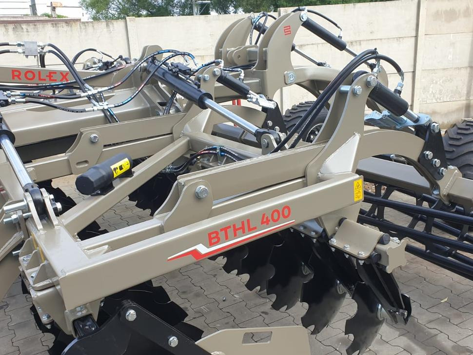 ROLEX Hydraulische Scheibenegge / Hydraulic discs harrow / Dechaumeur à disques / Erpice a dischi / Дисковая гидравлическая борона тип лёгкий с тележкой / Brona talerzowa hydraulicznie składana lekka ROLEX Hydraulische Scheibenegge / Hydraulic discs harrow / Dechaumeur à disques / Erpice a dischi / Дисковая гидравлическая борона тип лёгкий с тележкой / Brona talerzowa hydraulicznie składana lekka: صورة 24 ROLEX Hydraulische Scheibenegge / Hydraulic discs harrow / Dechaumeur à disques / Erpice a dischi / Дисковая гидравлическая борона тип лёгкий с тележкой / Brona talerzowa hydraulicznie składana lekka ROLEX Hydraulische Scheibenegge / Hydraulic discs harrow / Dechaumeur à disques / Erpice a dischi / Дисковая гидравлическая борона тип лёгкий с тележкой / Brona talerzowa hydraulicznie składana lekka: صورة 24