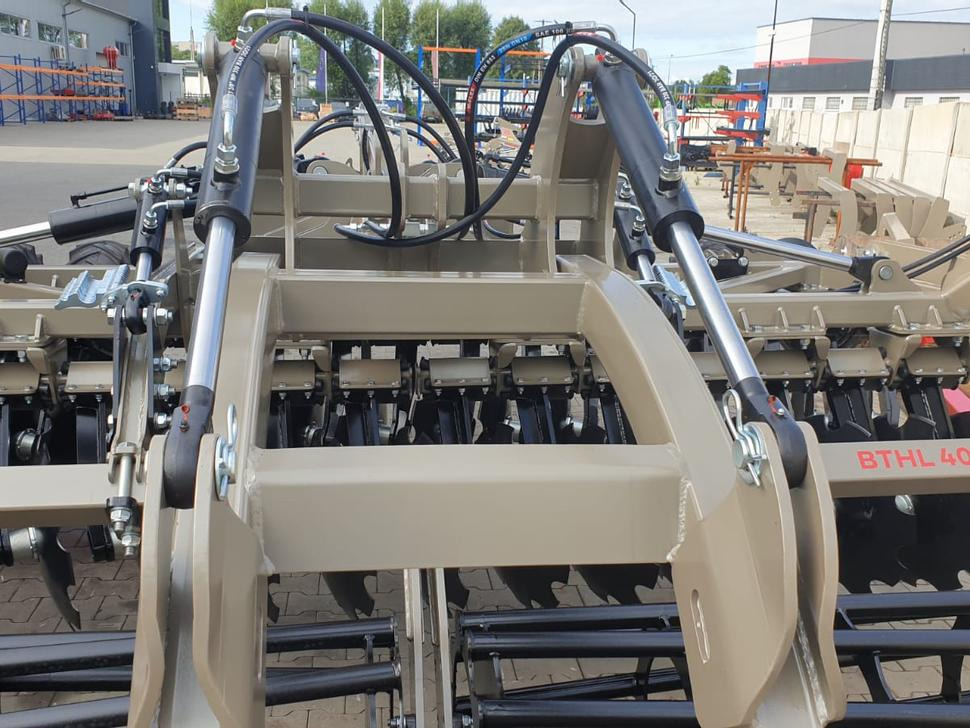 ROLEX Hydraulische Scheibenegge / Hydraulic discs harrow / Dechaumeur à disques / Erpice a dischi / Дисковая гидравлическая борона тип лёгкий с тележкой / Brona talerzowa hydraulicznie składana lekka ROLEX Hydraulische Scheibenegge / Hydraulic discs harrow / Dechaumeur à disques / Erpice a dischi / Дисковая гидравлическая борона тип лёгкий с тележкой / Brona talerzowa hydraulicznie składana lekka: صورة 21 ROLEX Hydraulische Scheibenegge / Hydraulic discs harrow / Dechaumeur à disques / Erpice a dischi / Дисковая гидравлическая борона тип лёгкий с тележкой / Brona talerzowa hydraulicznie składana lekka ROLEX Hydraulische Scheibenegge / Hydraulic discs harrow / Dechaumeur à disques / Erpice a dischi / Дисковая гидравлическая борона тип лёгкий с тележкой / Brona talerzowa hydraulicznie składana lekka: صورة 21