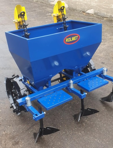 ROLMET Kartoffelpflanzmaschine / Potato planter / Planteuse de pomme de terre / Piantapatate / Sadzarka ziemniaków - آلة زراعة البطاطس: صورة 1 ROLMET Kartoffelpflanzmaschine / Potato planter / Planteuse de pomme de terre / Piantapatate / Sadzarka ziemniaków - آلة زراعة البطاطس: صورة 1