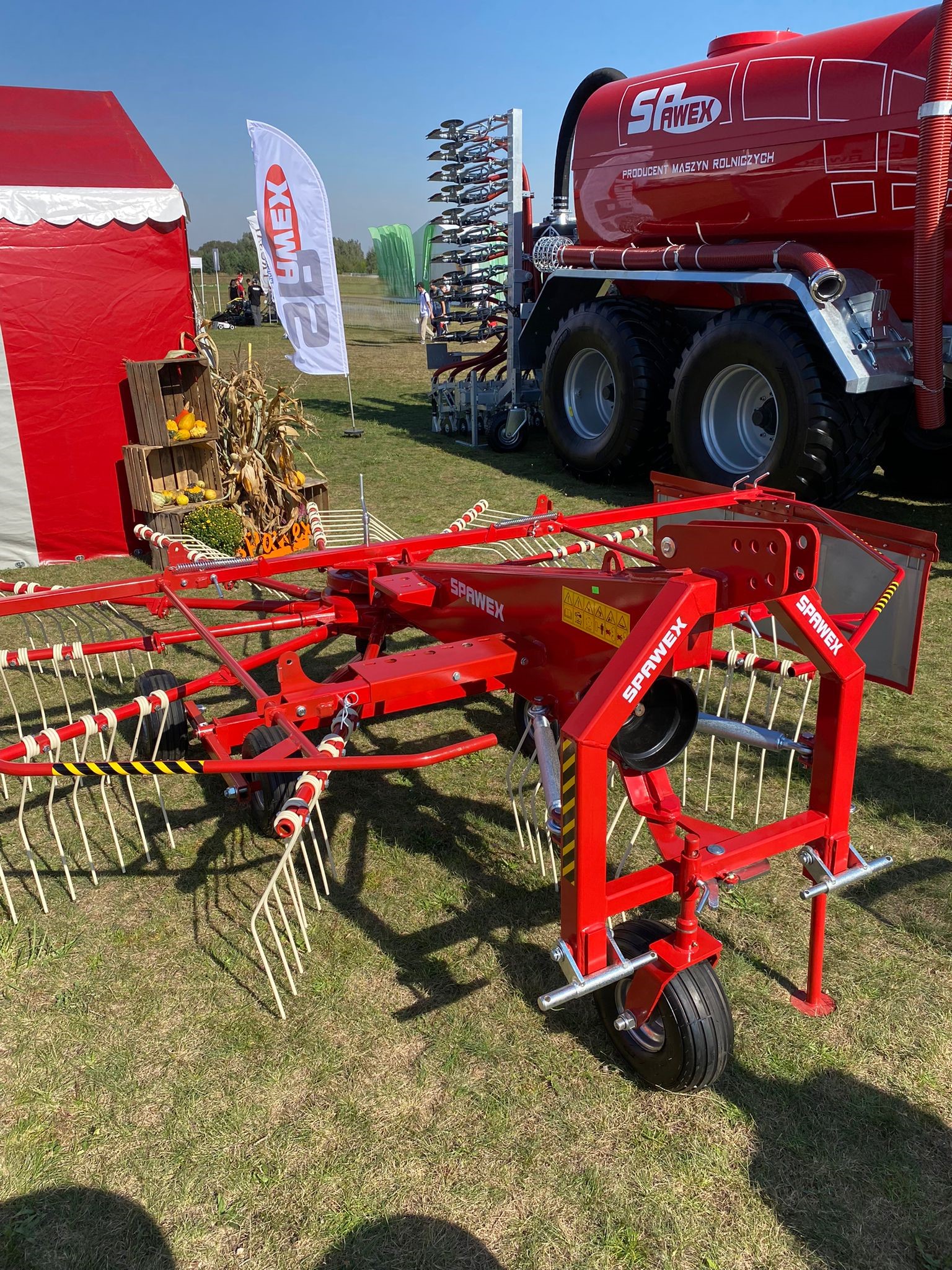 Spawex Kreiselschwader / Rake / Andaineur / Rastrillo / Rastrello / Zgrabiarka 4,5 m - آلة تيبيس العشب/ آلة جمع العشب: صورة 2 Spawex Kreiselschwader / Rake / Andaineur / Rastrillo / Rastrello / Zgrabiarka 4,5 m - آلة تيبيس العشب/ آلة جمع العشب: صورة 2