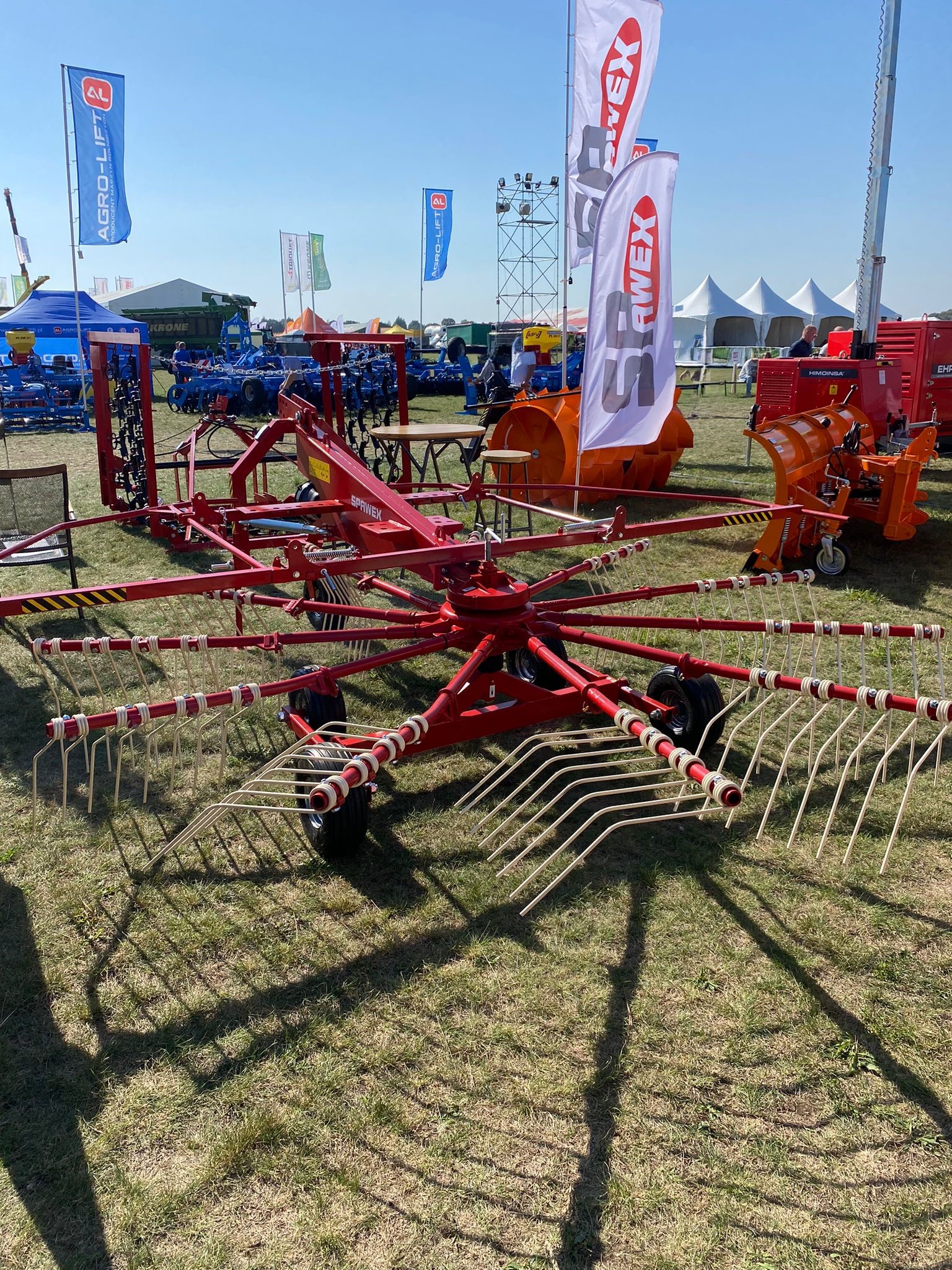 Spawex Kreiselschwader / Rake / Andaineur / Rastrillo / Rastrello / Zgrabiarka 4,5 m - آلة تيبيس العشب/ آلة جمع العشب: صورة 1 Spawex Kreiselschwader / Rake / Andaineur / Rastrillo / Rastrello / Zgrabiarka 4,5 m - آلة تيبيس العشب/ آلة جمع العشب: صورة 1