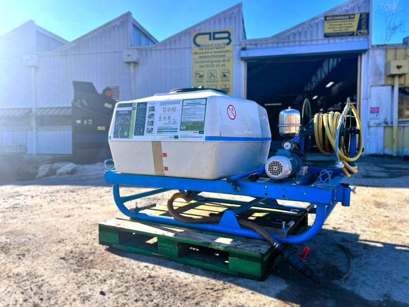 BLANCHARD CUVE D'ARROSAGE PULVERISATEUR AVEC POMPE ELECTRIQUE SUR BERCE (NET DE TVA) - بخاخ مركب على الجرار: صورة 1 BLANCHARD CUVE D'ARROSAGE PULVERISATEUR AVEC POMPE ELECTRIQUE SUR BERCE (NET DE TVA) - بخاخ مركب على الجرار: صورة 1