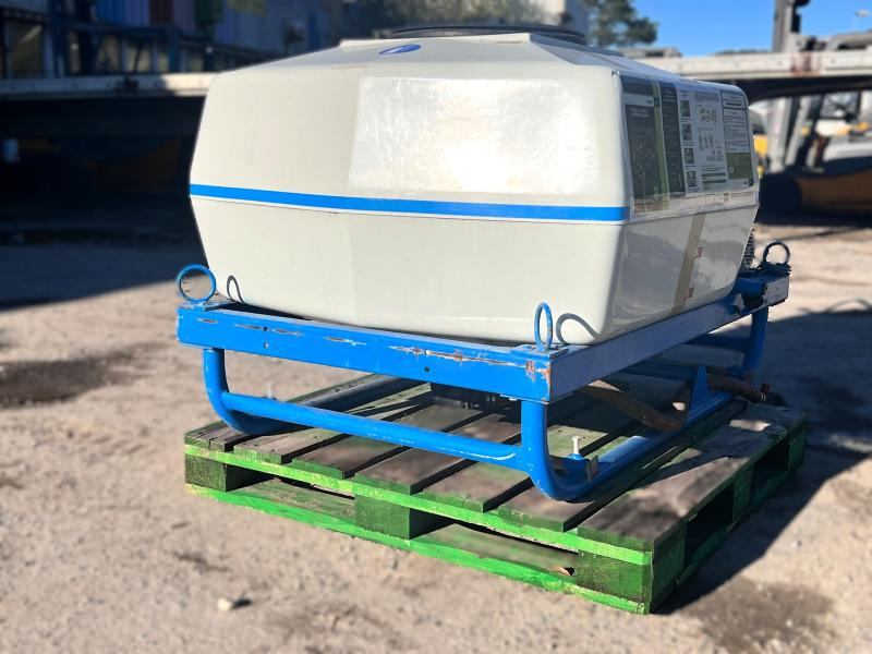 BLANCHARD CUVE D'ARROSAGE PULVERISATEUR AVEC POMPE ELECTRIQUE SUR BERCE (NET DE TVA) - بخاخ مركب على الجرار: صورة 5 BLANCHARD CUVE D'ARROSAGE PULVERISATEUR AVEC POMPE ELECTRIQUE SUR BERCE (NET DE TVA) - بخاخ مركب على الجرار: صورة 5