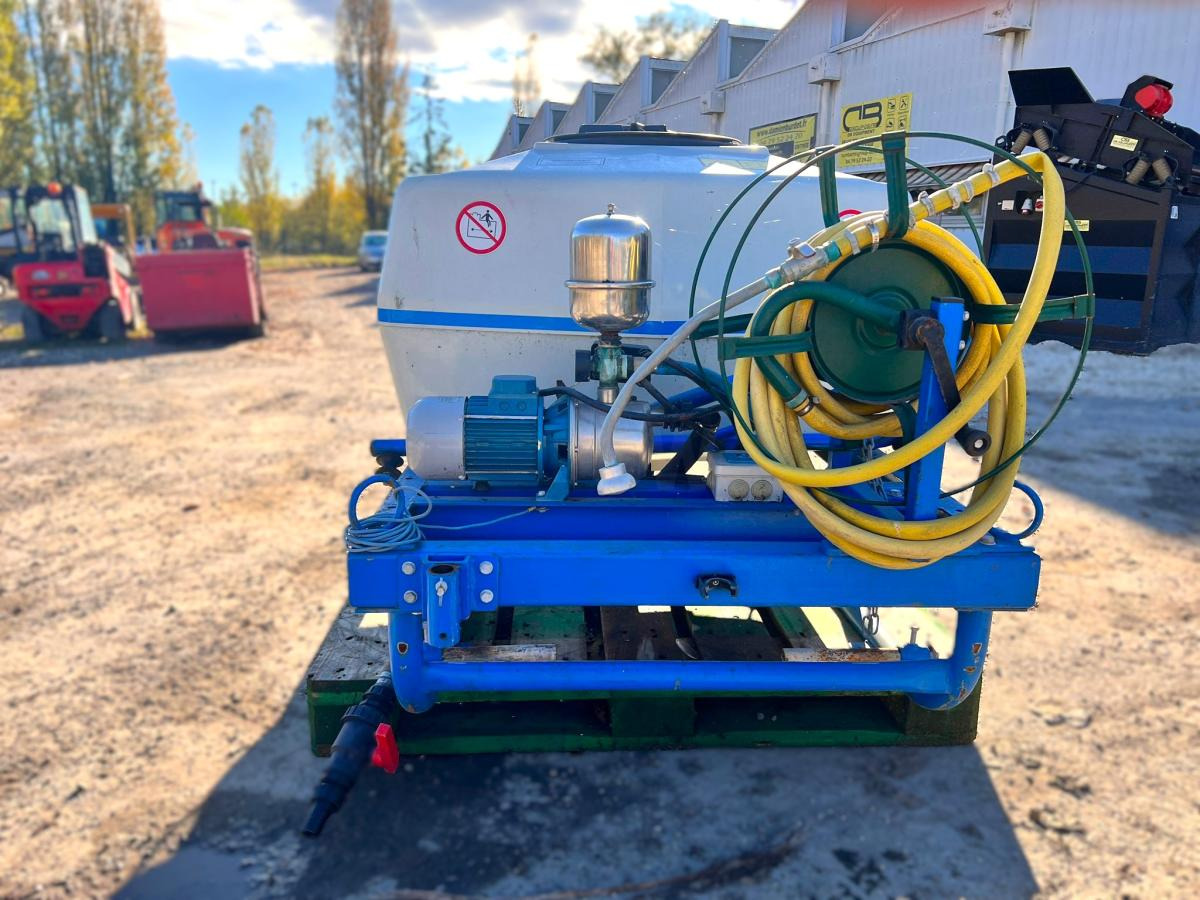 BLANCHARD CUVE D'ARROSAGE PULVERISATEUR AVEC POMPE ELECTRIQUE SUR BERCE (NET DE TVA) - بخاخ مركب على الجرار: صورة 2 BLANCHARD CUVE D'ARROSAGE PULVERISATEUR AVEC POMPE ELECTRIQUE SUR BERCE (NET DE TVA) - بخاخ مركب على الجرار: صورة 2