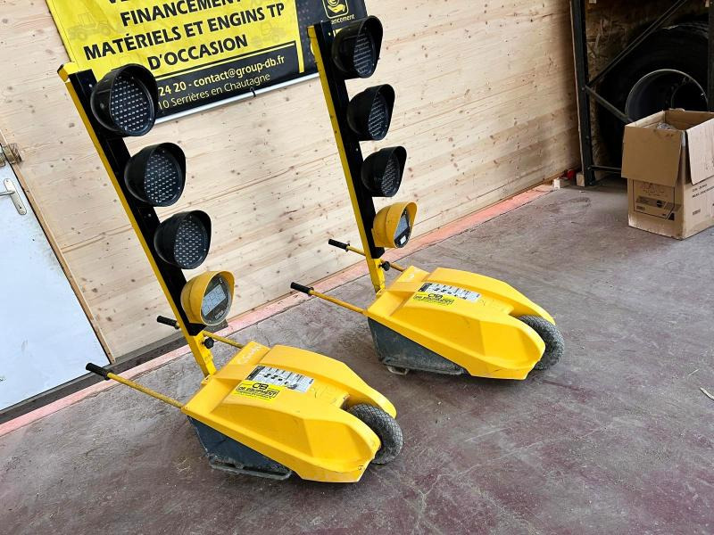 FEUX DE CHANTIER TRICOLORES TTS TEMPO AVEC TELECOMMANDE D'OCCASION - معدات البناء: صورة 4 FEUX DE CHANTIER TRICOLORES TTS TEMPO AVEC TELECOMMANDE D'OCCASION - معدات البناء: صورة 4