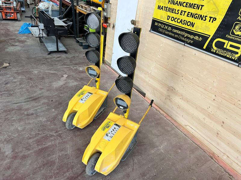 FEUX DE CHANTIER TRICOLORES TTS TEMPO AVEC TELECOMMANDE D'OCCASION - معدات البناء: صورة 3 FEUX DE CHANTIER TRICOLORES TTS TEMPO AVEC TELECOMMANDE D'OCCASION - معدات البناء: صورة 3