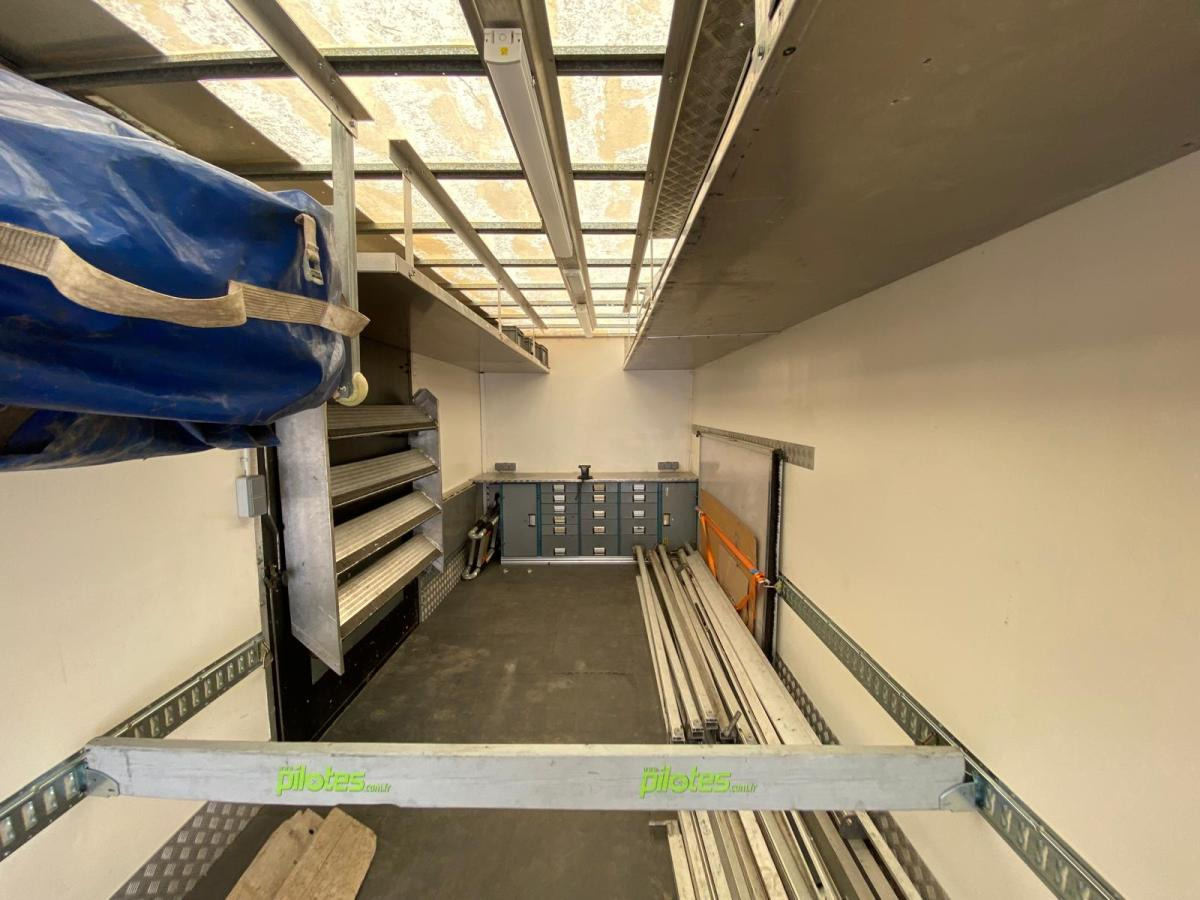 شاحنة مقفلة ISUZU Camion SÉRIE N AVEC 2 STRUCTURES CHAPITEAUX: صورة 10