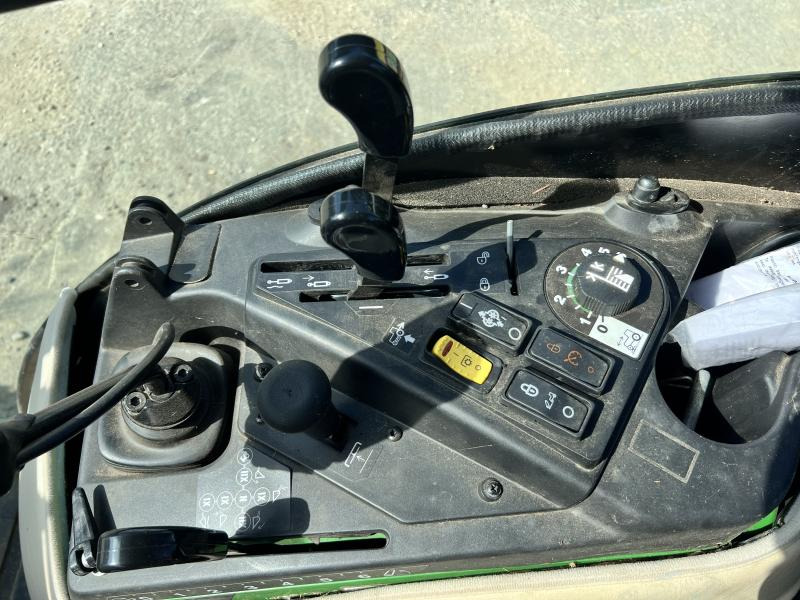 جرار صغير John Deere 2038R avec plateau de coupe et bas de ramassage: صورة 12