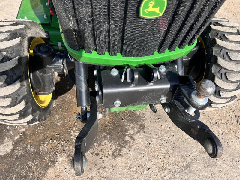 جرار صغير John Deere 2038R avec plateau de coupe et bas de ramassage: صورة 8