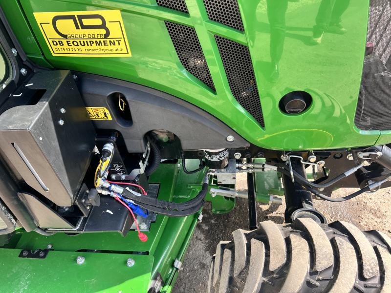 جرار صغير John Deere 2038R avec plateau de coupe et bas de ramassage: صورة 9