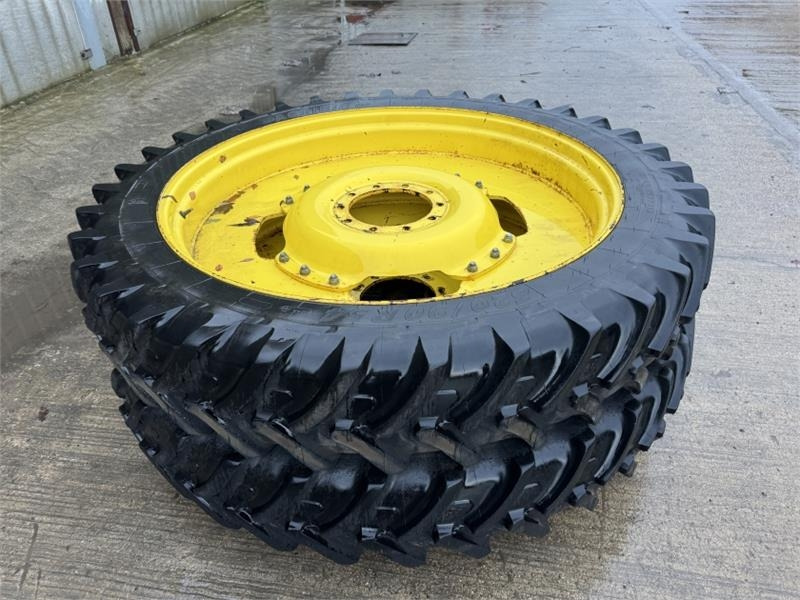 John Deere 320 Row Crop Wheels and Tyres - الآلات الزراعية: صورة 4 John Deere 320 Row Crop Wheels and Tyres - الآلات الزراعية: صورة 4