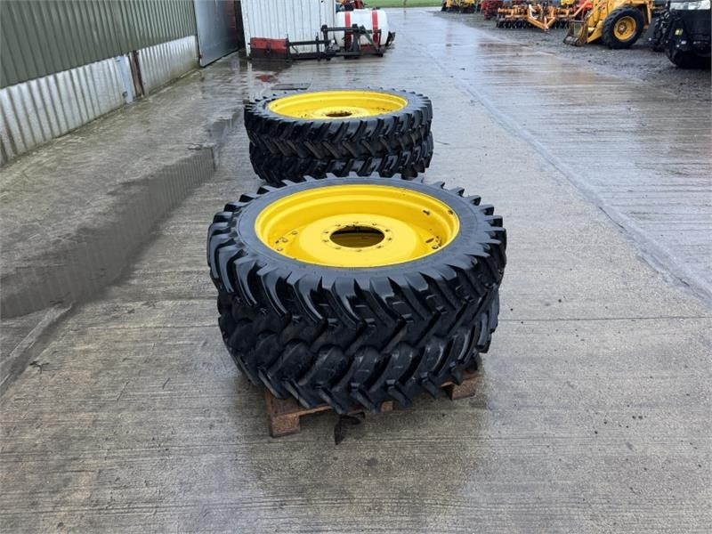 John Deere 320 Row Crop Wheels and Tyres - الآلات الزراعية: صورة 2 John Deere 320 Row Crop Wheels and Tyres - الآلات الزراعية: صورة 2