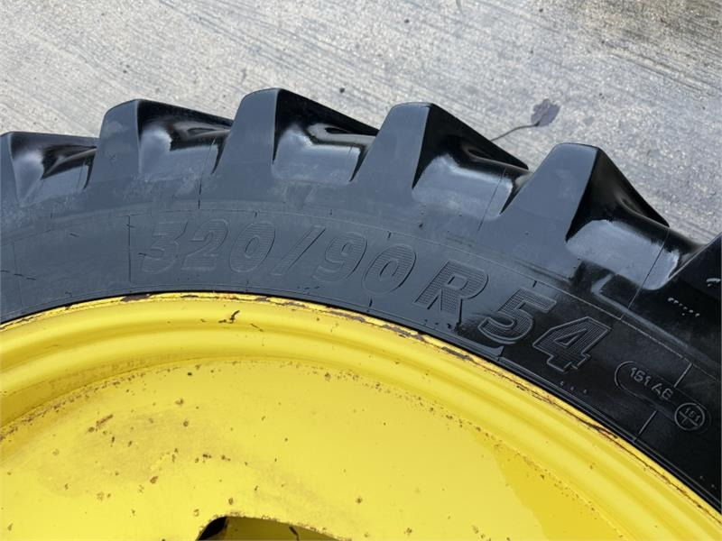 John Deere 320 Row Crop Wheels and Tyres - الآلات الزراعية: صورة 5 John Deere 320 Row Crop Wheels and Tyres - الآلات الزراعية: صورة 5