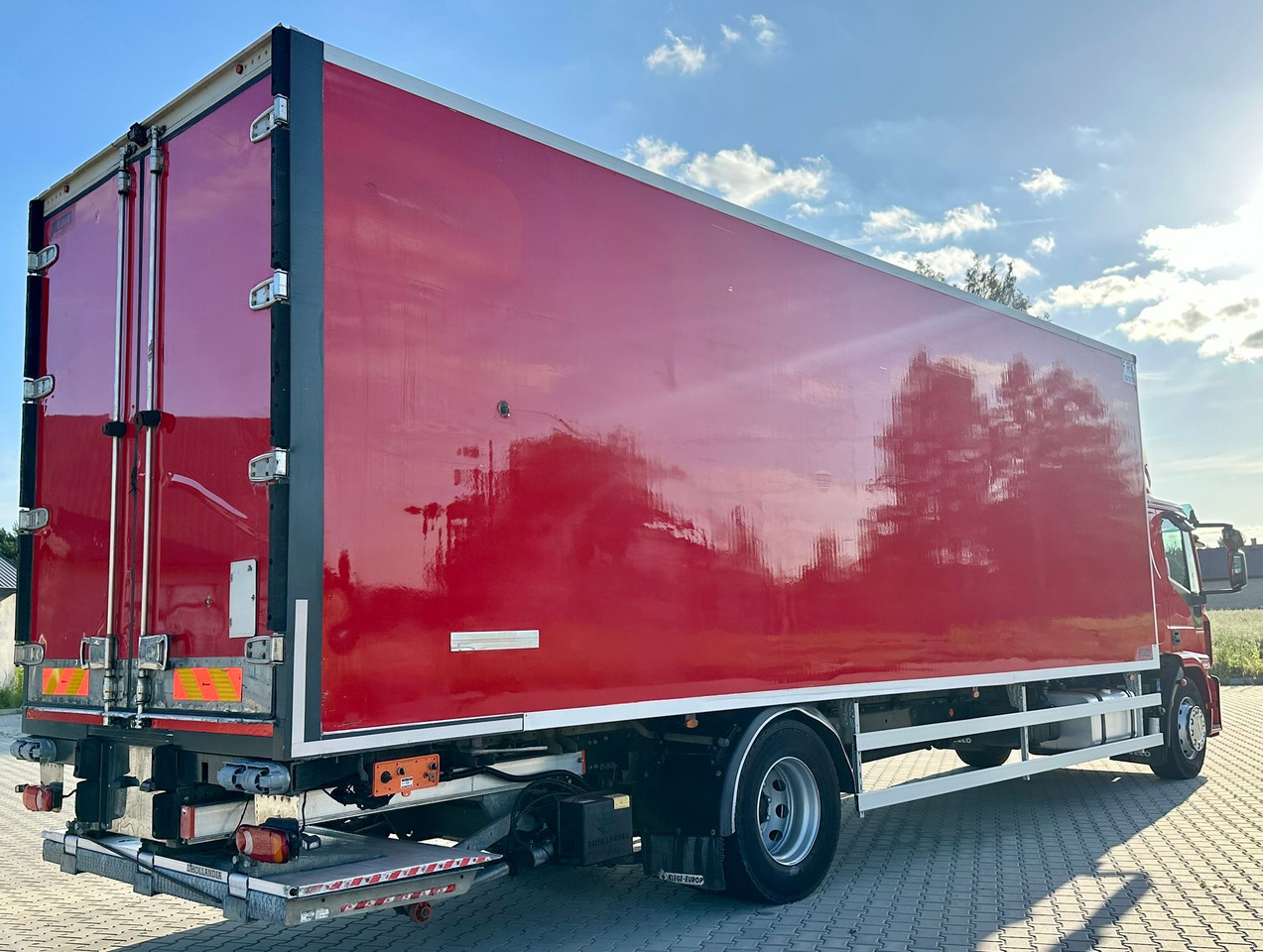 IVECO EUROCARGO 180-320 / CHŁODNIA / WINDA / 21 PALET / 8.5 M DŁUGOŚCI / CARRIER / SYPIALKA / EURO 6 - شاحنة الفريزر: صورة 4 IVECO EUROCARGO 180-320 / CHŁODNIA / WINDA / 21 PALET / 8.5 M DŁUGOŚCI / CARRIER / SYPIALKA / EURO 6 - شاحنة الفريزر: صورة 4