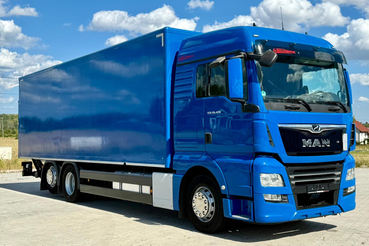 MAN TGX 26.420 / KONTENER / WINDA / 8.5 M DŁUGOŚCI / 21 EUROPALET / 6x2 / 3 OŚ PODNOSZONA I SKRĘTNA / ŁADOWNOŚĆ 14 415 KG / 2018 ROK / Z NIEMIEC - شاحنة مقفلة: صورة 1 MAN TGX 26.420 / KONTENER / WINDA / 8.5 M DŁUGOŚCI / 21 EUROPALET / 6x2 / 3 OŚ PODNOSZONA I SKRĘTNA / ŁADOWNOŚĆ 14 415 KG / 2018 ROK / Z NIEMIEC - شاحنة مقفلة: صورة 1