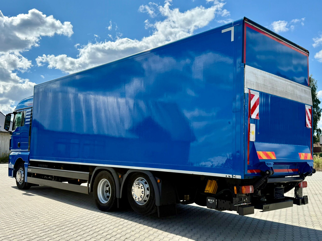 MAN TGX 26.420 / KONTENER / WINDA / 8.5 M DŁUGOŚCI / 21 EUROPALET / 6x2 / 3 OŚ PODNOSZONA I SKRĘTNA / ŁADOWNOŚĆ 14 415 KG / 2018 ROK / Z NIEMIEC - شاحنة مقفلة: صورة 5 MAN TGX 26.420 / KONTENER / WINDA / 8.5 M DŁUGOŚCI / 21 EUROPALET / 6x2 / 3 OŚ PODNOSZONA I SKRĘTNA / ŁADOWNOŚĆ 14 415 KG / 2018 ROK / Z NIEMIEC - شاحنة مقفلة: صورة 5