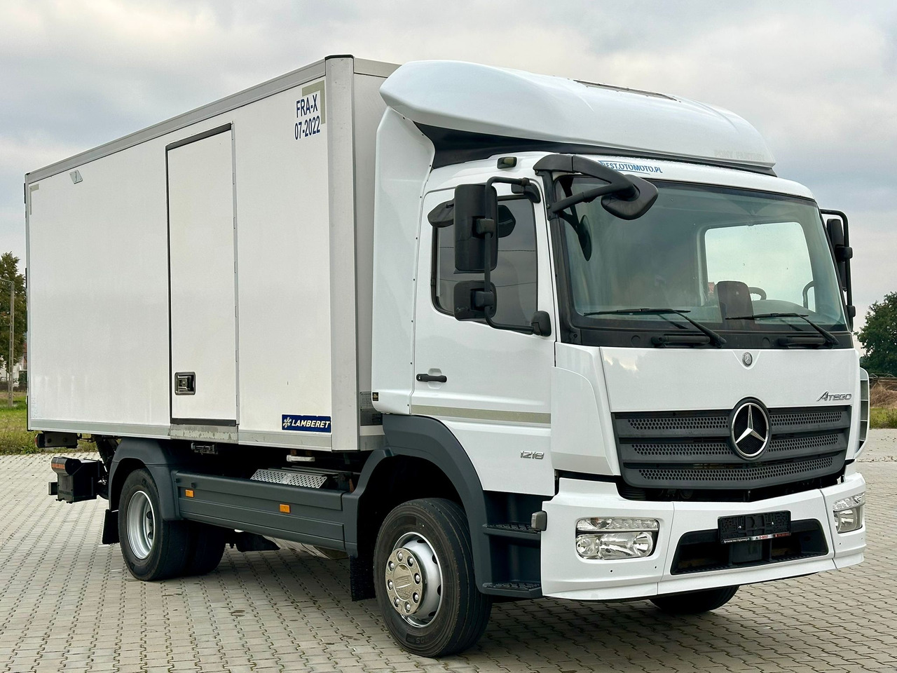 MERCEDES-BENZ ATEGO 1218 / CHŁODNIA / WINDA / 12 PALET / 5.10 M DŁUGOŚCI / AUTOMAT / LAMBERET / 5090 KG ŁADOWNOŚCI - شاحنة الفريزر: صورة 1 MERCEDES-BENZ ATEGO 1218 / CHŁODNIA / WINDA / 12 PALET / 5.10 M DŁUGOŚCI / AUTOMAT / LAMBERET / 5090 KG ŁADOWNOŚCI - شاحنة الفريزر: صورة 1