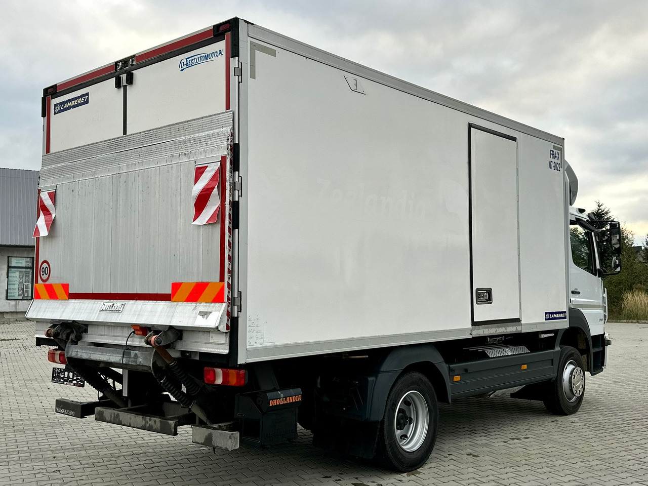 MERCEDES-BENZ ATEGO 1218 / CHŁODNIA / WINDA / 12 PALET / 5.10 M DŁUGOŚCI / AUTOMAT / LAMBERET / 5090 KG ŁADOWNOŚCI - شاحنة الفريزر: صورة 4 MERCEDES-BENZ ATEGO 1218 / CHŁODNIA / WINDA / 12 PALET / 5.10 M DŁUGOŚCI / AUTOMAT / LAMBERET / 5090 KG ŁADOWNOŚCI - شاحنة الفريزر: صورة 4