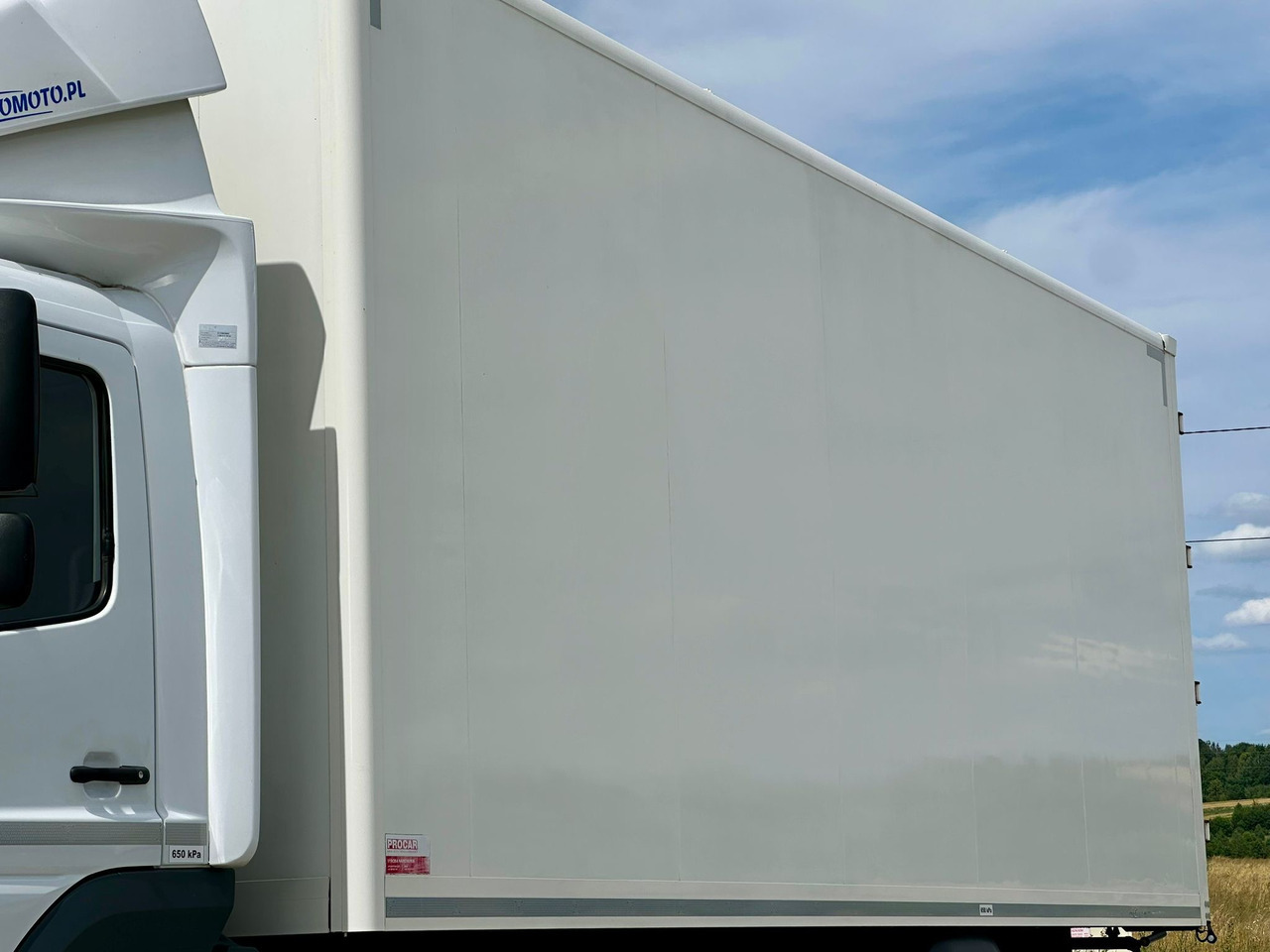 MERCEDES-BENZ ATEGO / 1221 / IZOTERMA / KONTENER / AUTOMAT / 230 TYS KM / 17 EUROPALET / 6.8 M DŁUGOŚCI / 2019 ROK MERCEDES-BENZ ATEGO / 1221 / IZOTERMA / KONTENER / AUTOMAT / 230 TYS KM / 17 EUROPALET / 6.8 M DŁUGOŚCI / 2019 ROK: صورة 16 MERCEDES-BENZ ATEGO / 1221 / IZOTERMA / KONTENER / AUTOMAT / 230 TYS KM / 17 EUROPALET / 6.8 M DŁUGOŚCI / 2019 ROK MERCEDES-BENZ ATEGO / 1221 / IZOTERMA / KONTENER / AUTOMAT / 230 TYS KM / 17 EUROPALET / 6.8 M DŁUGOŚCI / 2019 ROK: صورة 16