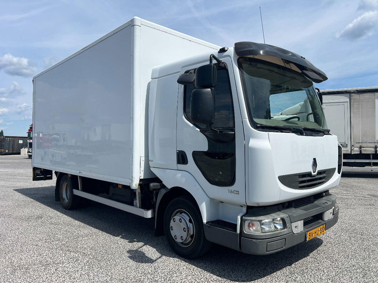 Renault Midliner 160 Manual - شاحنة مقفلة: صورة 2 Renault Midliner 160 Manual - شاحنة مقفلة: صورة 2