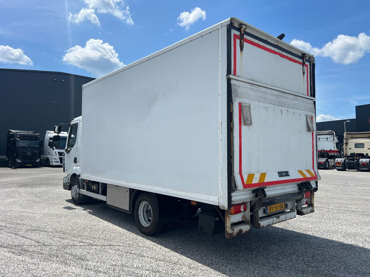 Renault Midliner 160 Manual - شاحنة مقفلة: صورة 4 Renault Midliner 160 Manual - شاحنة مقفلة: صورة 4