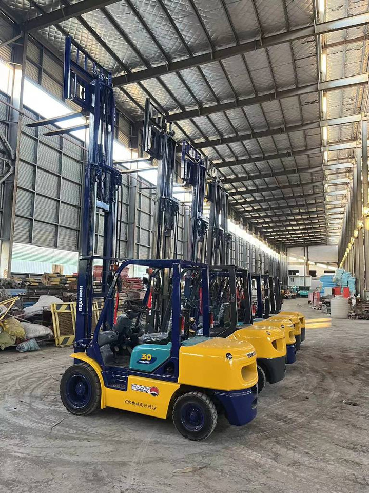 Komatsu FD 30 T-17 - رافعة شوكية ديزل: صورة 1 Komatsu FD 30 T-17 - رافعة شوكية ديزل: صورة 1